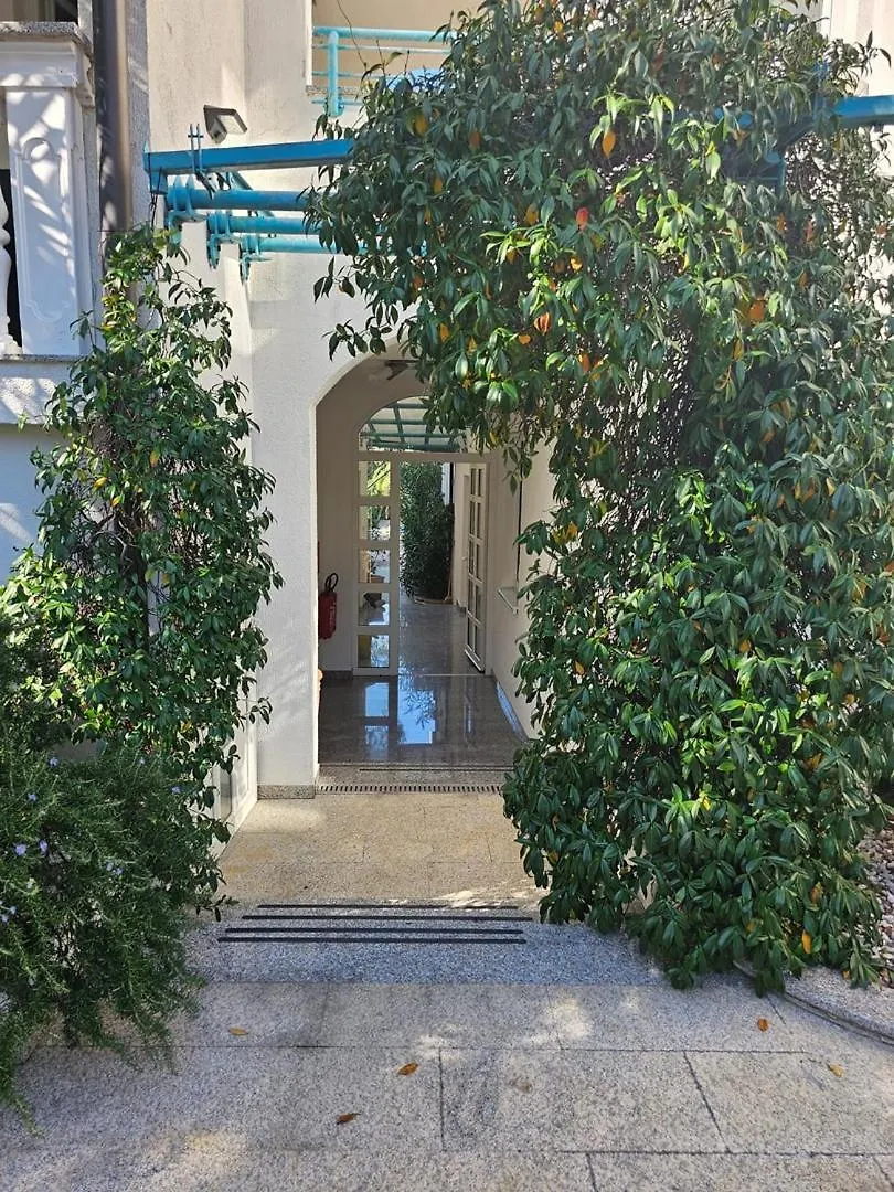 Apartment Astella 4 With Balcony And Pool Pjescana Uvala